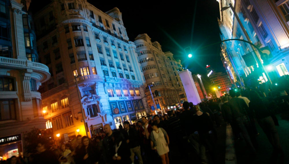 Miles de jóvenes disfrutan de la noche madrileña