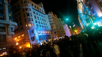 Miles de jóvenes disfrutan de la noche madrileña