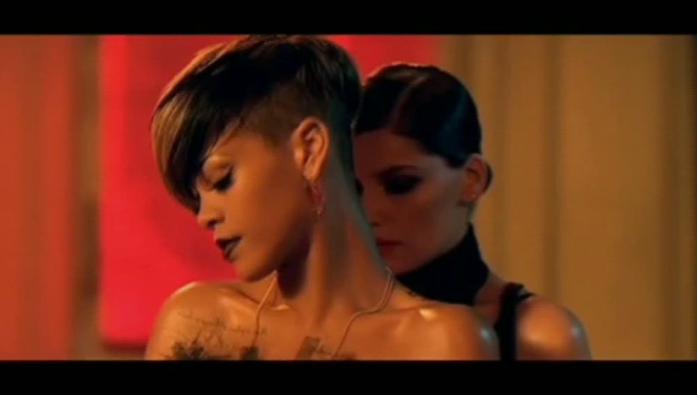 Rihanna se besa con Leatitia Casta