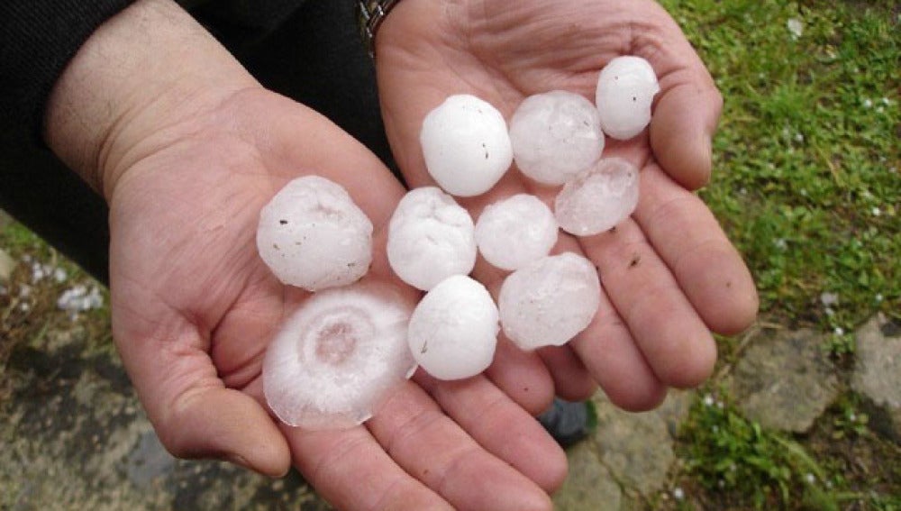 Una espectacular granizada arrasa Huesca