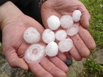 Una espectacular granizada arrasa Huesca