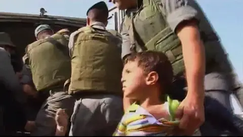 Un niño intenta evitar la detención de su padre Un niño intenta evitar la detención de su padre