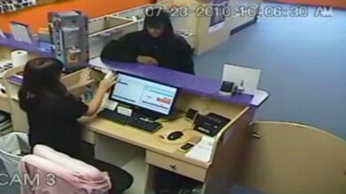 Una dependienta convence a un criminal de que siga 