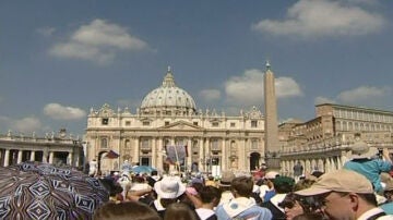 Miles de personas ante el Vaticano