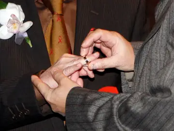 Dos hombres contrayendo matrimonio Dos hombres contrayendo matrimonio