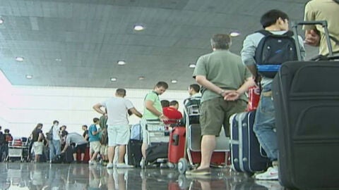 Colas de pasajeros en el aeropuerto