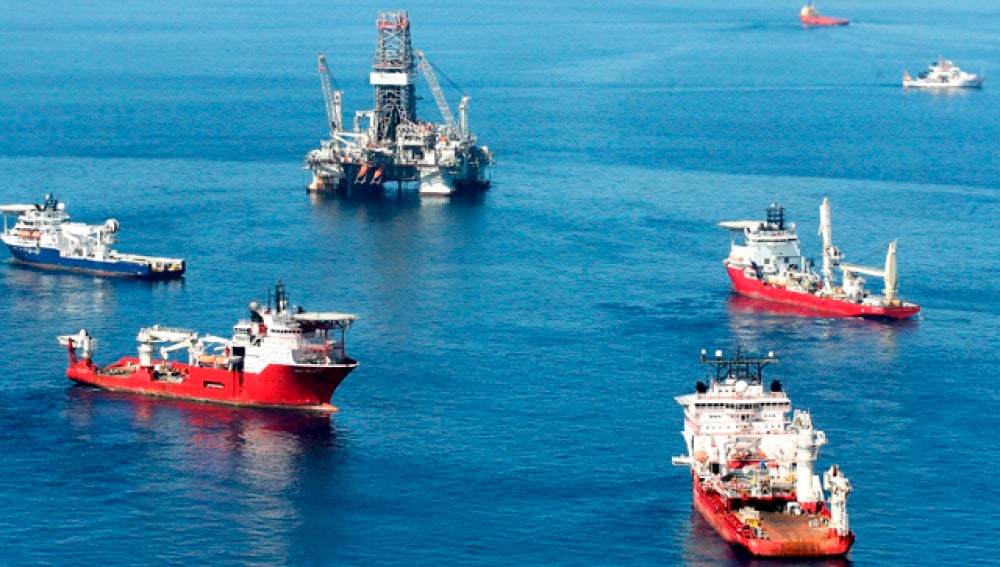 Varios navíos tratando de tapar la salida del fuel