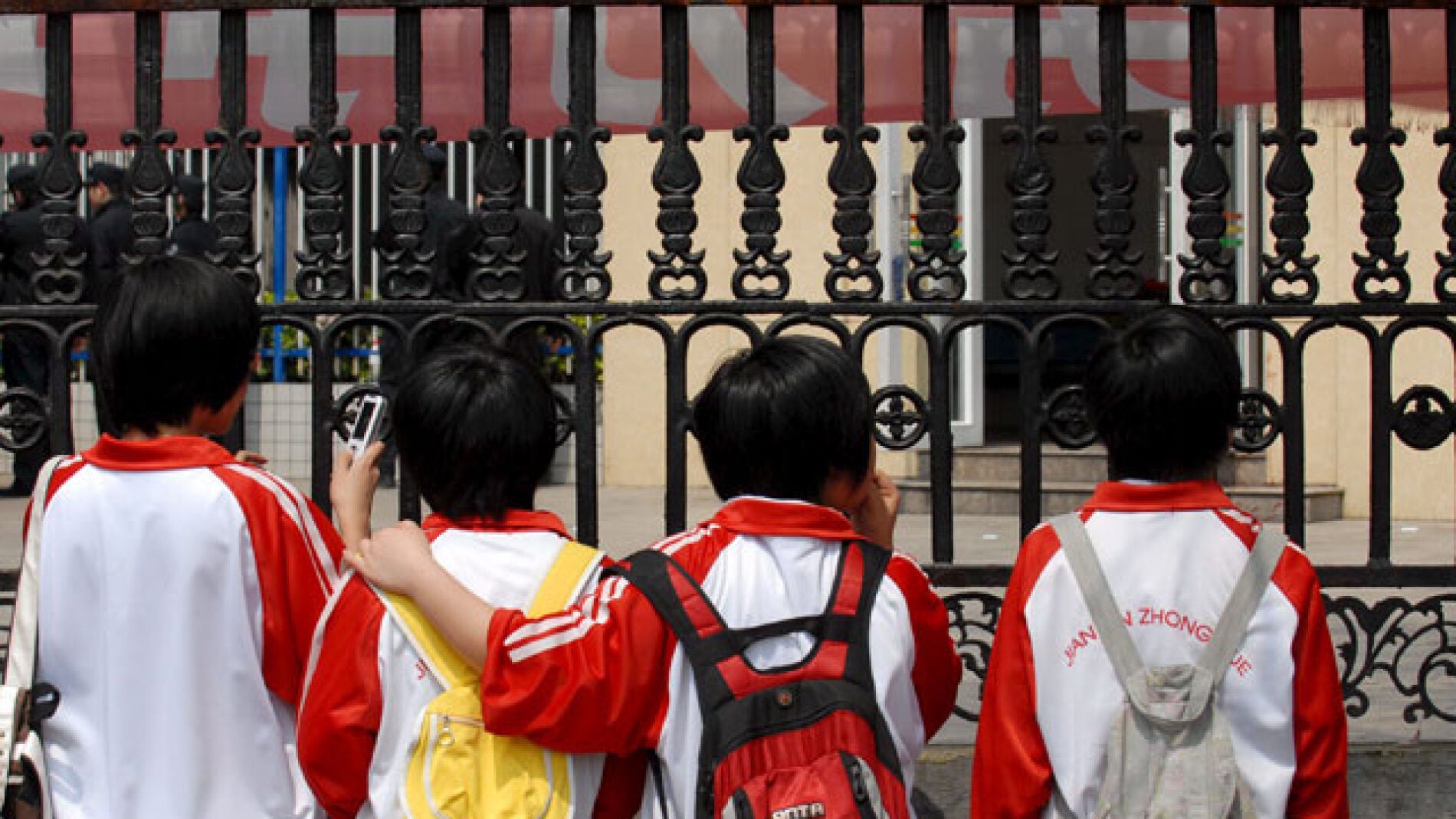 Ni&ntilde;os en la puerta de una escuela en China