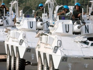 Soldados de la ONU en el Líbano patrullan la frontera libanesa-israelí