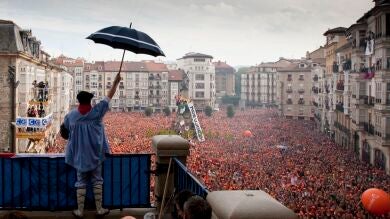 El Celedón desciende de la torre para inaugurar las fiestas de Vitoria