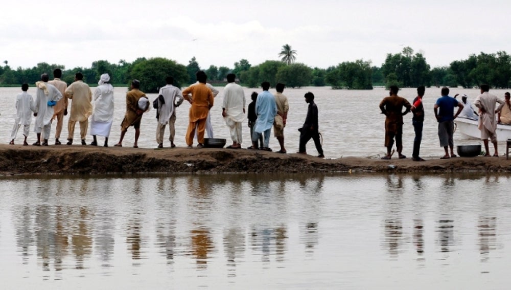 Un grupo de afectados por las inundaciones