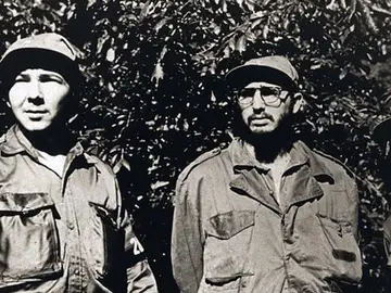 Fidel Castro junto a su hermano Raúl Fidel Castro junto a su hermano Raúl