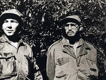 Fidel Castro junto a su hermano Raúl Fidel Castro junto a su hermano Raúl