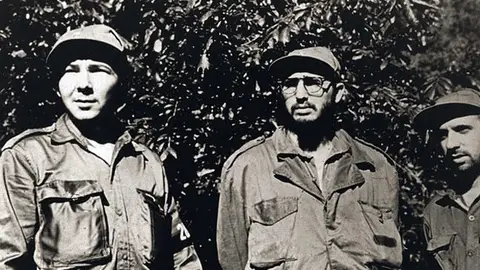 Fidel Castro junto a su hermano Raúl