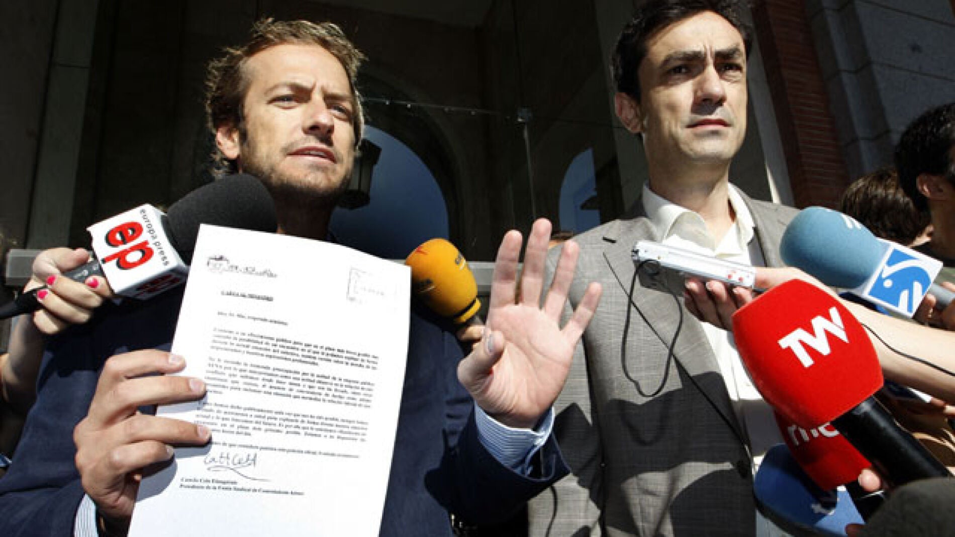 Los controladores a&eacute;reos piden a Blanco que les reciba "al menos 30 minutos"