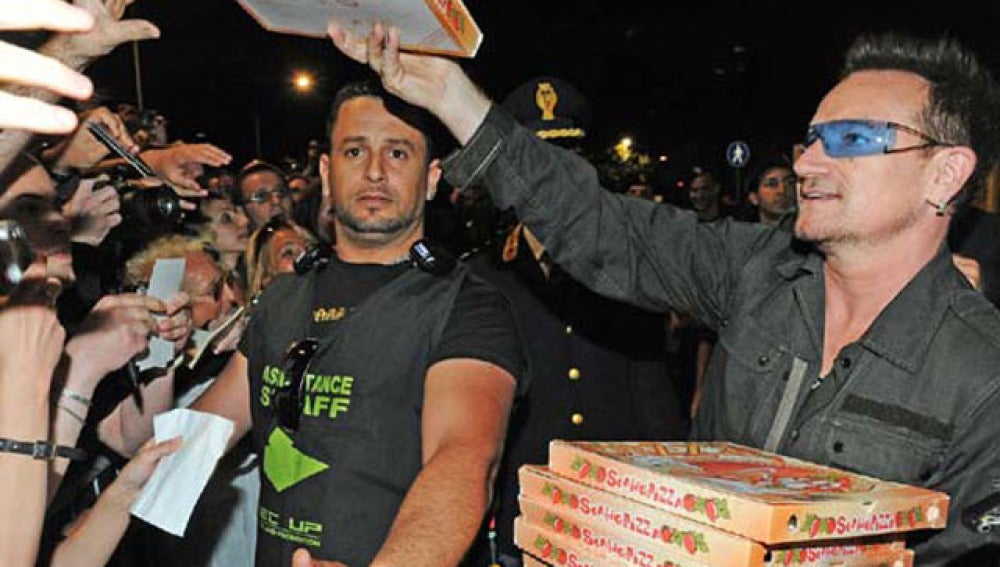 Bono reparte pizza