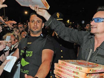 Bono reparte pizza