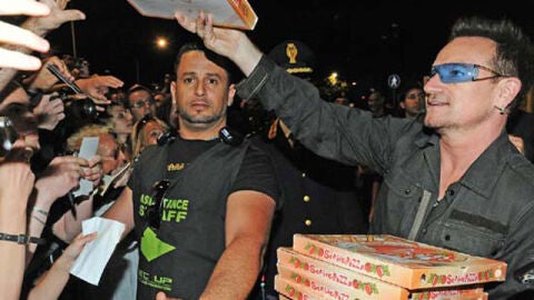 Bono reparte pizza