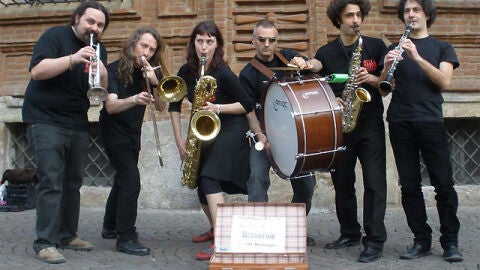 Grupo de artistas callejeros