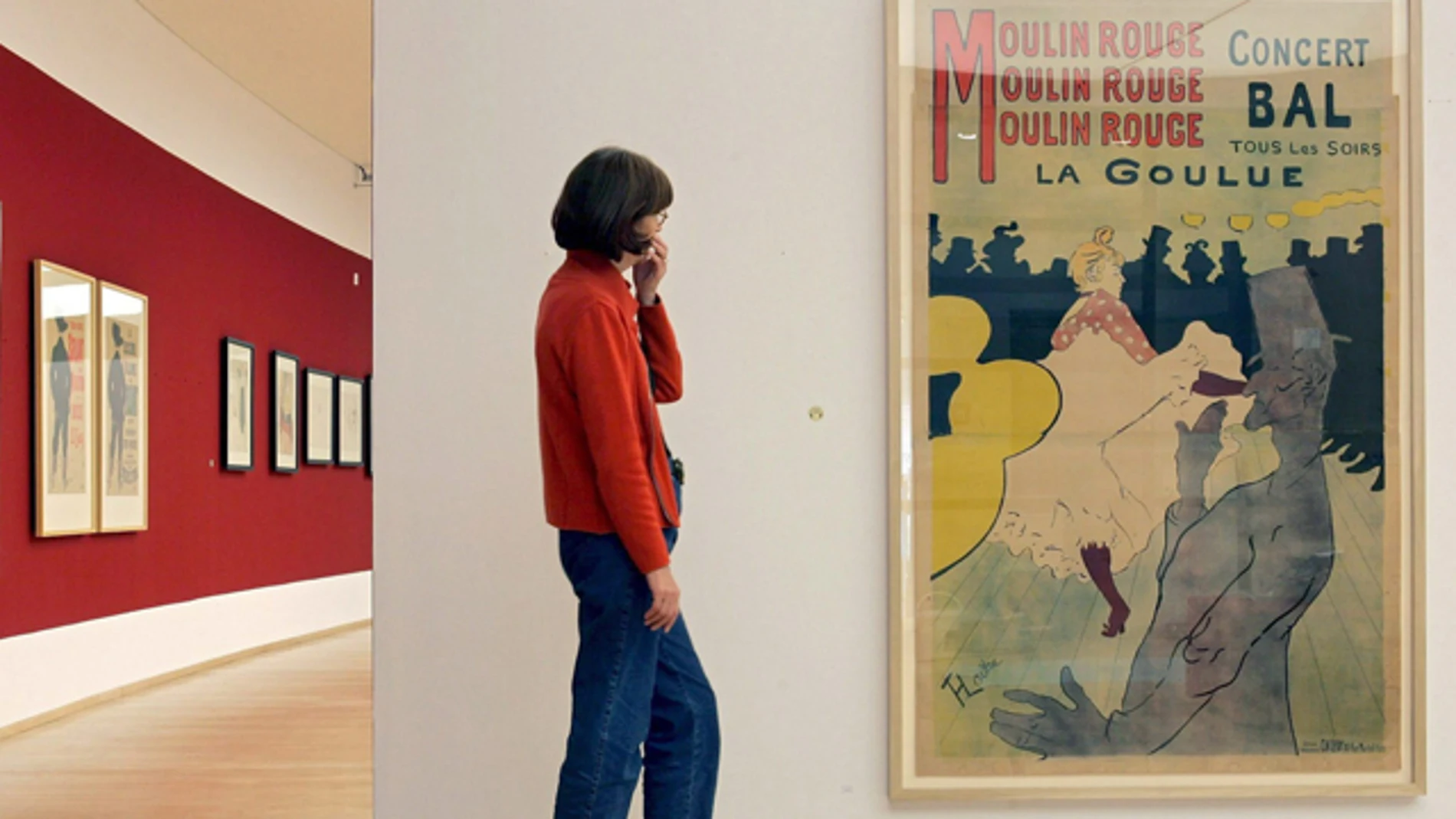 Una mujer contempla la litografía 'Moulin Rouge', de Toulouse-Lautrec Una mujer contempla la litografía 'Moulin Rouge', de Toulouse-Lautrec