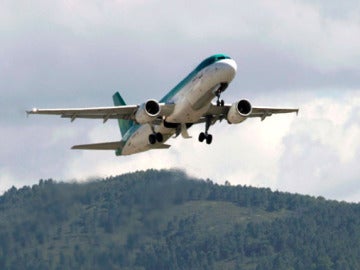 Un avión despega en el aeropuerto de Bilbao