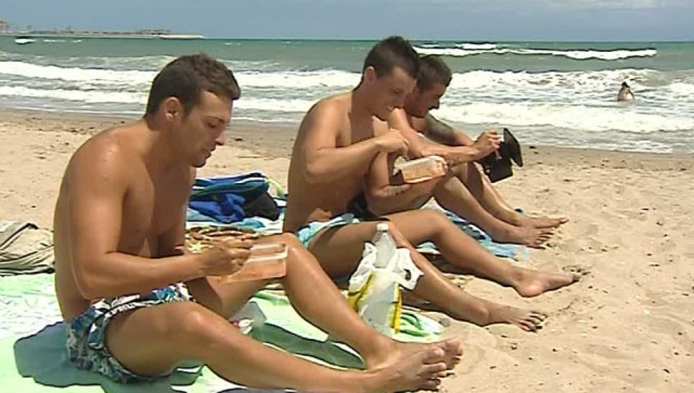 Los españoles recortan gastos en la playa