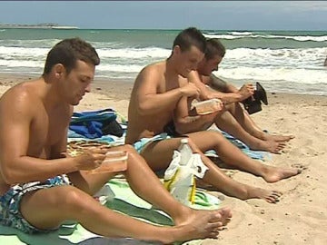 Los españoles recortan gastos en la playa