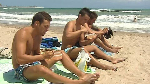 Los espa&ntilde;oles recortan gastos en la playa