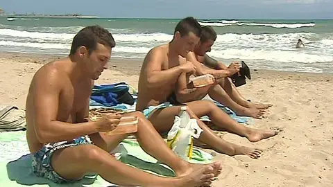 Los españoles recortan gastos en la playa Los españoles recortan gastos en la playa