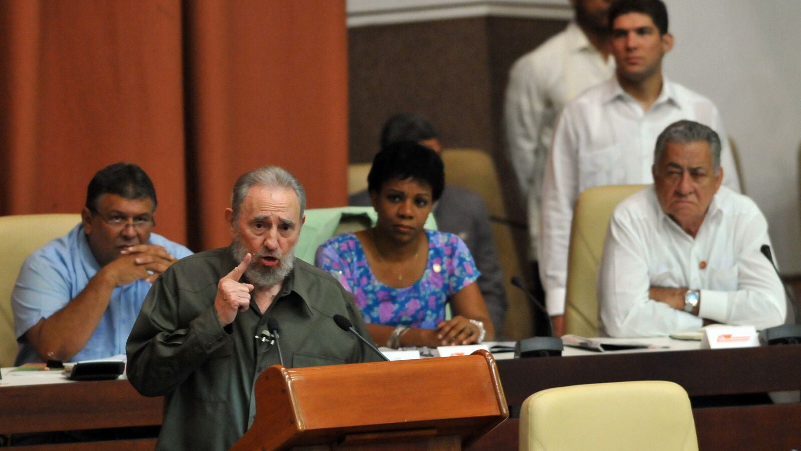 Fidel Castro asiste al Parlamento tras cuatro años de ausencia