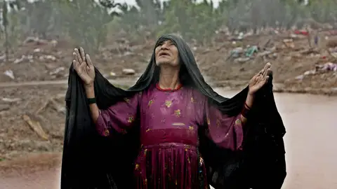 Una mujer afectada por las inundaciones se lamenta en Nowshera Una mujer afectada por las inundaciones se lamenta en Nowshera