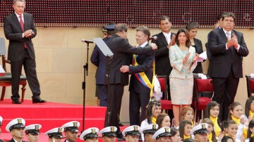 Juan Manuel Santos abraza a su vicepresidente