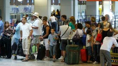 Menos colas en el Prat pese a la previsión de 40 vuelos cancelados por Vueling 