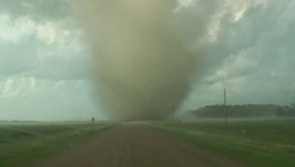 Un busca tornados se juega la vida por una imagen