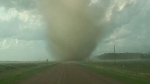Un busca tornados se juega la vida por una imagen