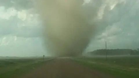 Un busca tornados se juega la vida por una imagen Un busca tornados se juega la vida por una imagen
