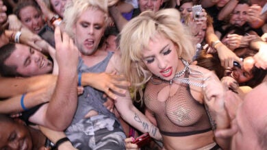 Lady Gaga se desata y se lanza sobre el público en el 'Lollapalooza'