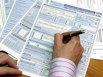 Un hombre realiza la declaración de la Renta Un hombre realiza la declaración de la Renta