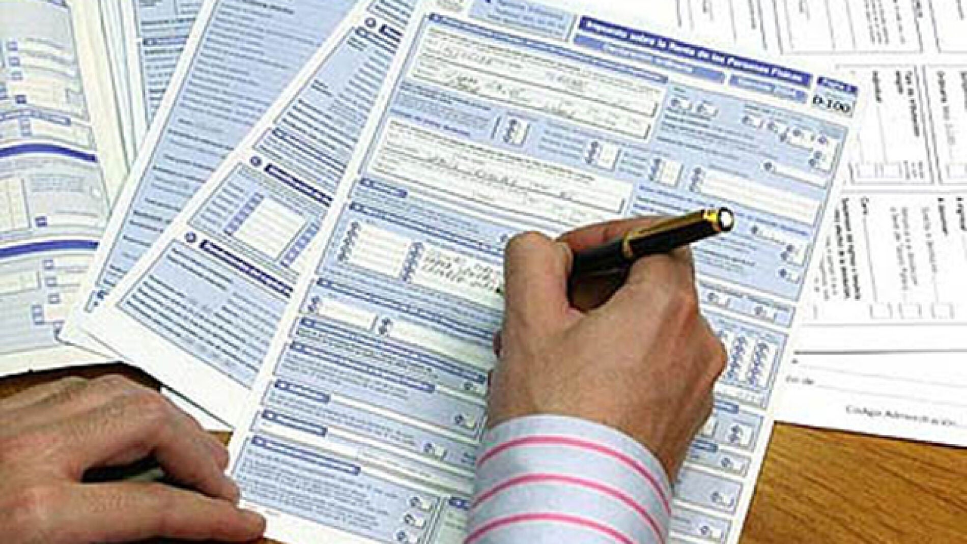 Un hombre realiza la declaraci&oacute;n de la Renta