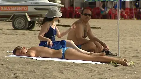 Tomando el sol en la playa Tomando el sol en la playa