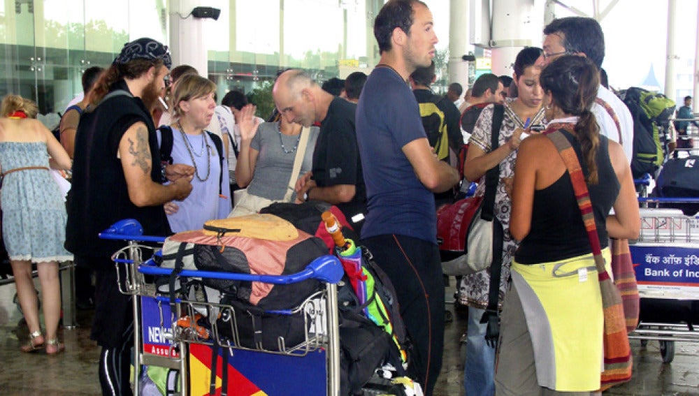El grupo de españoles que se encontraba perdido en India llegan al aeropuerto
