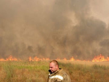 Un bombero participa en las labores de extinción de un incendio