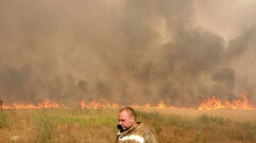 Un bombero participa en las labores de extinción de un incendio