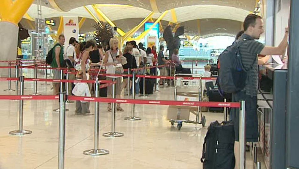 Pasajeros esperan en el aeropuerto