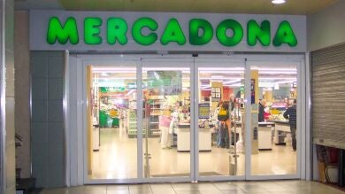 Dos hombres atracan un Mercadona vestidos de Papa Noel en Barcelona