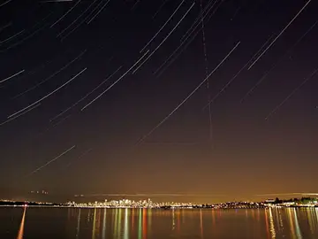 Vista de una lluvia de meteoros proveniente de las Perseidas Vista de una lluvia de meteoros proveniente de las Perseidas