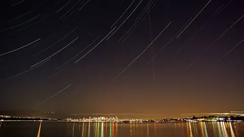 Vista de una lluvia de meteoros proveniente de las Perseidas Vista de una lluvia de meteoros proveniente de las Perseidas