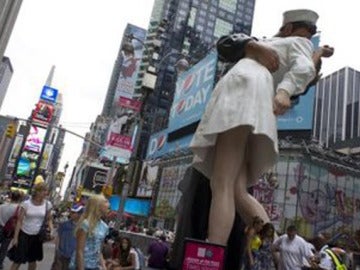Estatua de 'El Beso' en Times Square Estatua de 'El Beso' en Times Square