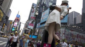 Estatua de 'El Beso' en Times Square