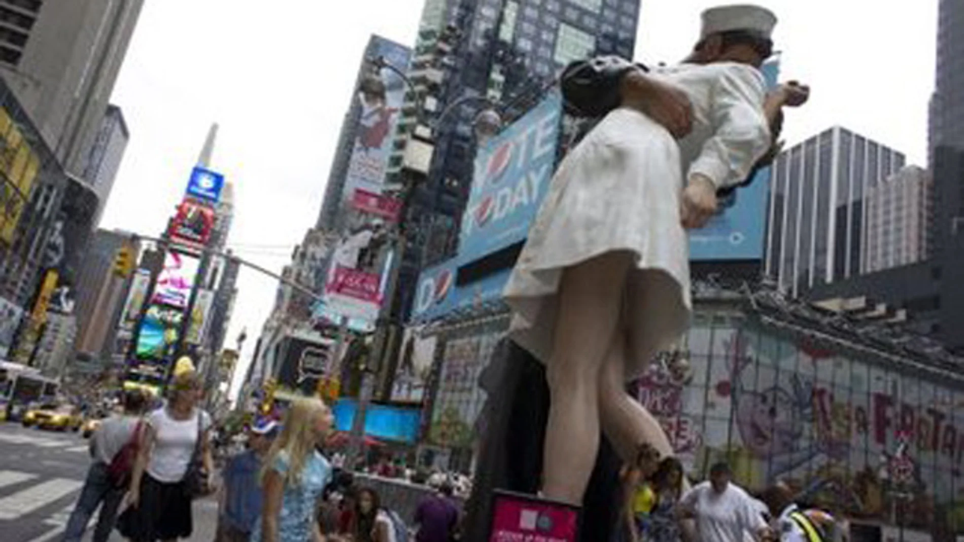Estatua de 'El Beso' en Times Square Estatua de 'El Beso' en Times Square